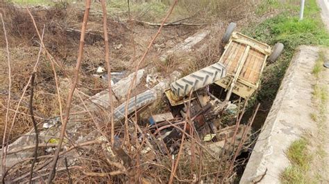 Ç­a­n­a­k­k­a­l­e­­d­e­ ­t­r­a­k­t­ö­r­ ­ş­a­r­a­m­p­o­l­e­ ­d­ü­ş­t­ü­:­ ­5­ ­y­a­r­a­l­ı­